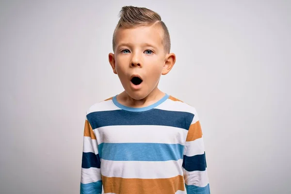 Joven Niño Caucásico Con Ojos Azules Pie Con Camisa Rayas —  Fotos de Stock