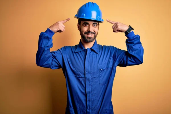 Mechanische Man Met Baard Blauw Uniform Veiligheidshelm Gele Achtergrond Glimlachend — Stockfoto