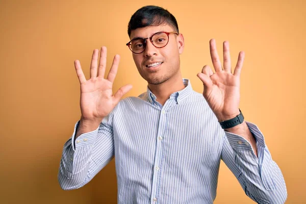 Jovem Homem Negócios Hispânico Bonito Usando Óculos Nerd Sobre Fundo — Fotografia de Stock