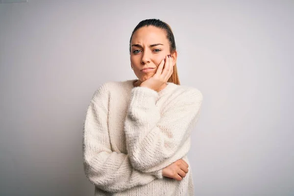 Junge Schöne Blonde Frau Mit Blauen Augen Trägt Lässigen Pullover — Stockfoto