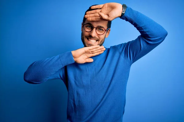 Jeune Homme Beau Avec Barbe Portant Pull Décontracté Des Lunettes — Photo