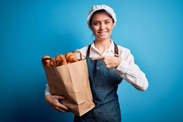 Junge Schöne Bäckerin Mit Blauen Augen Trägt Schürze Hält Papiertüte — Stockfoto