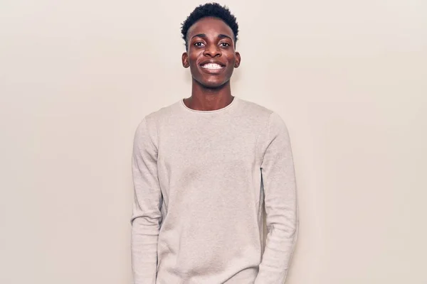 Νεαρός Αφροαμερικάνος Που Φοράει Καθημερινά Ρούχα Χαρούμενο Και Δροσερό Χαμόγελο — Φωτογραφία Αρχείου