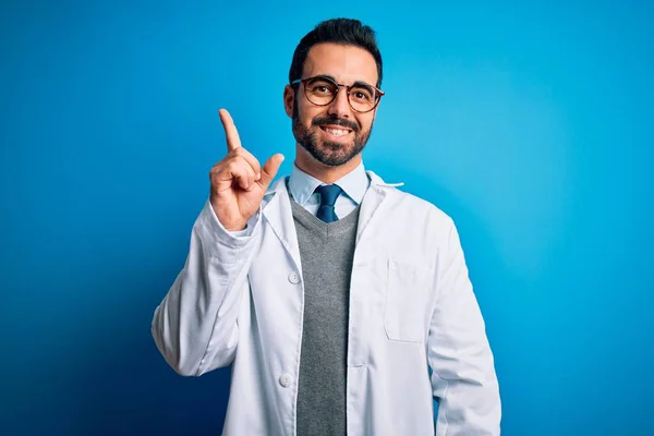 Joven Doctor Guapo Con Barba Usando Abrigo Gafas Sobre Fondo — Foto de Stock