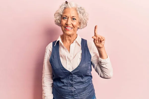 Senior Grauhaarige Frau Lässiger Kleidung Lächelt Mit Einer Idee Oder — Stockfoto