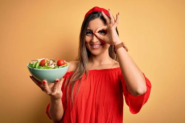 Joven Hermosa Mujer Morena Comiendo Ensalada Saludable Sobre Fondo Amarillo — Foto de Stock