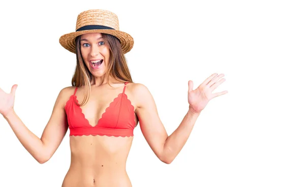 Belle Jeune Femme Brune Portant Bikini Célébrant Fou Étonnée Succès — Photo