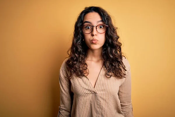 Mooie Vrouw Met Krullend Haar Met Gestreept Shirt Bril Gele — Stockfoto