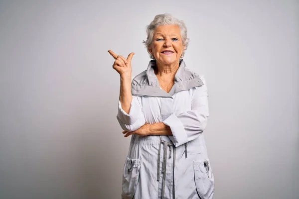 Senior Bela Mulher Cabelos Grisalhos Vestindo Jaqueta Casual Sobre Fundo — Fotografia de Stock