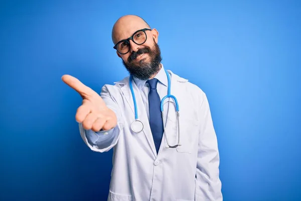 Bonito Homem Médico Careca Com Barba Vestindo Óculos Estetoscópio Sobre — Fotografia de Stock