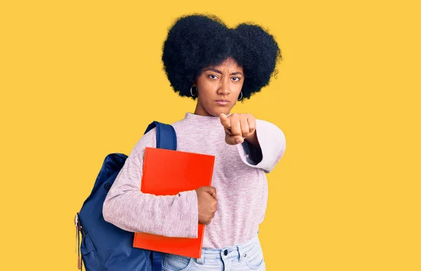 Ung Afrikansk Amerikansk Flicka Bär Student Ryggsäck Hålla Bok Pekar — Stockfoto