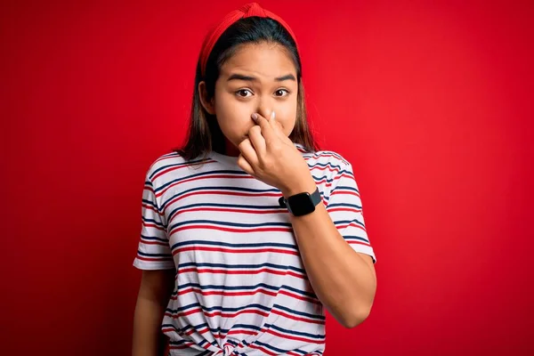 Jong Mooi Aziatisch Meisje Draagt Casual Gestreept Shirt Geïsoleerde Rode — Stockfoto