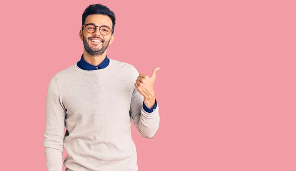 Jovem Hispânico Bonito Vestindo Roupas Elegantes Óculos Sorrindo Com Rosto — Fotografia de Stock