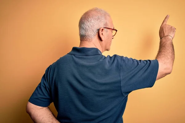 Medioevo Bello Hoary Uomo Indossa Polo Casual Occhiali Sfondo Giallo — Foto Stock