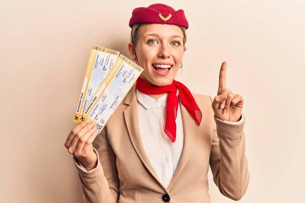 Νέο Όμορφο Ξανθό Κορίτσι Φορώντας Στολή Αεροσυνοδού Κρατώντας Κάρτα Επιβίβασης — Φωτογραφία Αρχείου