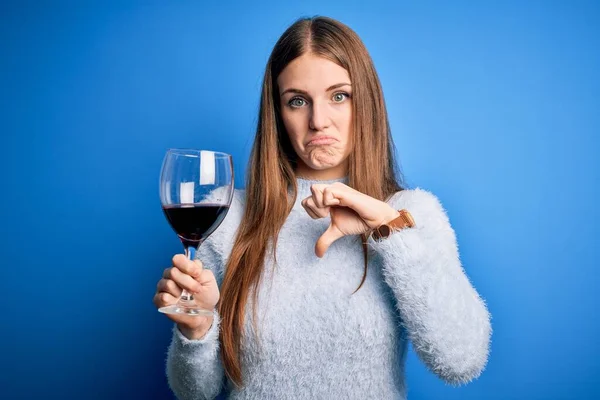 Joven Hermosa Pelirroja Bebiendo Copa Vino Tinto Sobre Fondo Azul —  Fotos de Stock