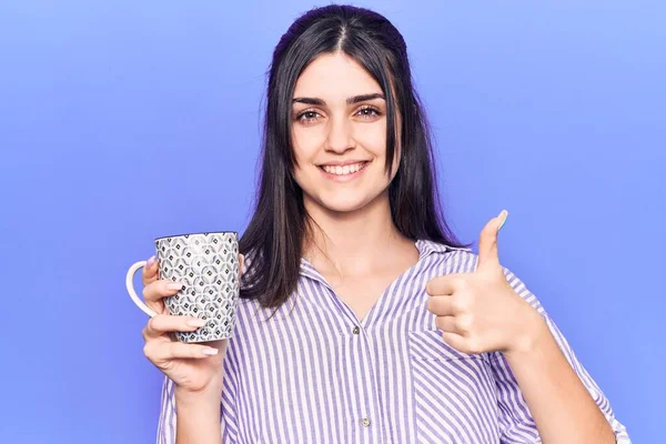 Joven Hermosa Chica Bebiendo Taza Café Sonriendo Feliz Positivo Pulgar —  Fotos de Stock