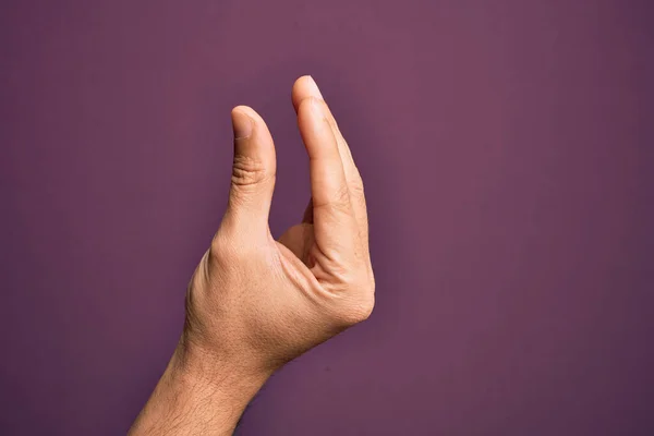 Mão Jovem Caucasiano Mostrando Dedos Sobre Fundo Roxo Isolado Pegando — Fotografia de Stock