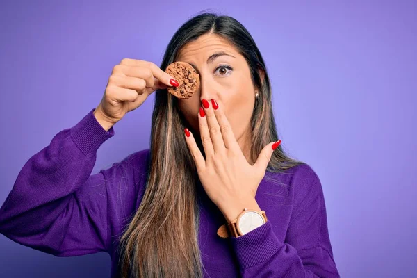 Jovem Bela Mulher Morena Segurando Biscoito Chocolate Saudável Sobre Boca — Fotografia de Stock