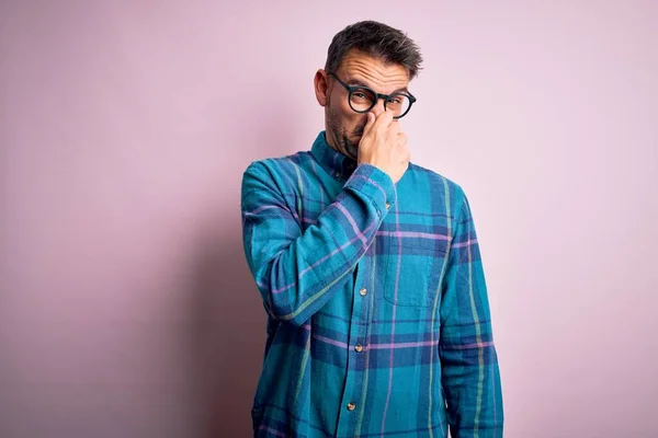 Homem Bonito Jovem Vestindo Camisa Casual Óculos Sobre Fundo Rosa — Fotografia de Stock