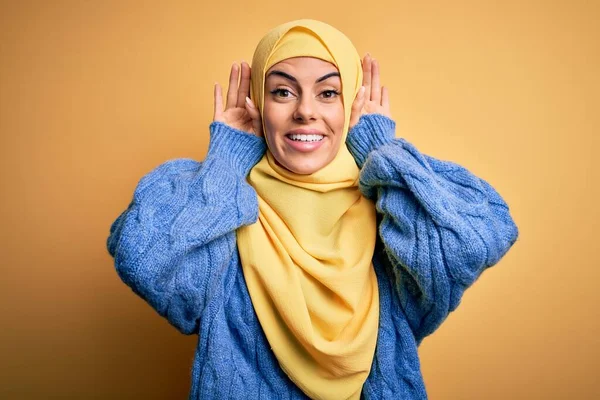 Молода Красива Брюнетка Мусульманка Арабському Хіджабі Над Ізольованим Жовтим Тлом — стокове фото