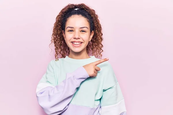 Hermosa Niña Con Pelo Rizado Usando Ropa Deportiva Casual Sonriendo —  Fotos de Stock