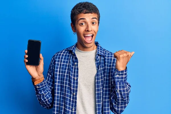 Giovane Uomo Africano Amercian Tenendo Smartphone Mostrando Schermo Puntando Pollice — Foto Stock