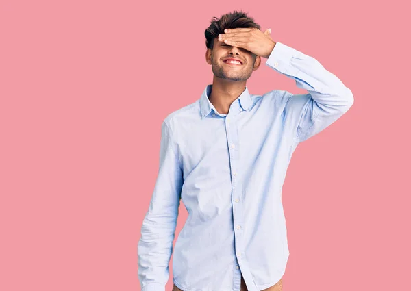 Joven Hombre Hispano Con Camisa Casual Sonriendo Riendo Con Mano — Foto de Stock