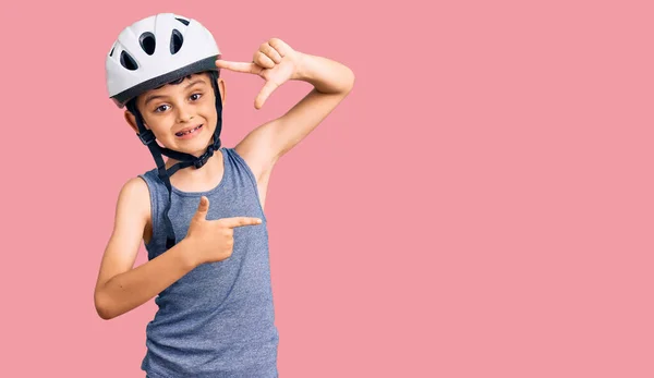 Niño Lindo Pequeño Con Casco Bicicleta Sonriente Haciendo Marco Con — Foto de Stock