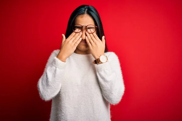 Junge Schöne Asiatische Frau Lässigem Pullover Und Brille Vor Rotem — Stockfoto