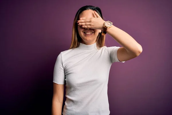 Junge Schöne Blonde Frau Mit Blauen Augen Lässigem Shirt Vor — Stockfoto