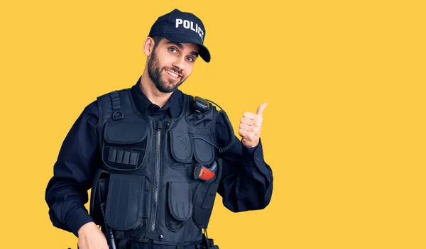 Giovane Bell Uomo Con Barba Indossa Uniforme Della Polizia Sorridente — Foto Stock