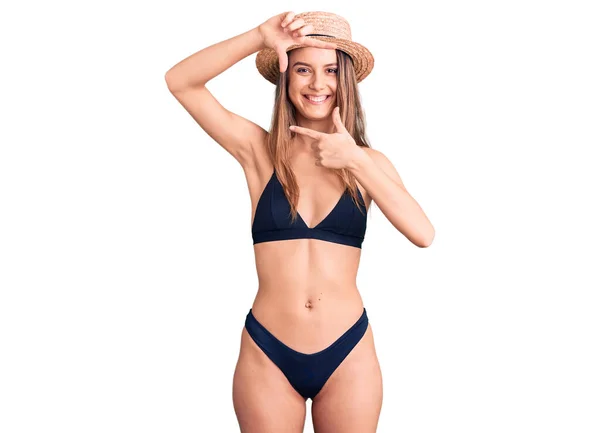 Ung Vacker Flicka Klädd Bikini Och Hatt Leende Gör Ram — Stockfoto