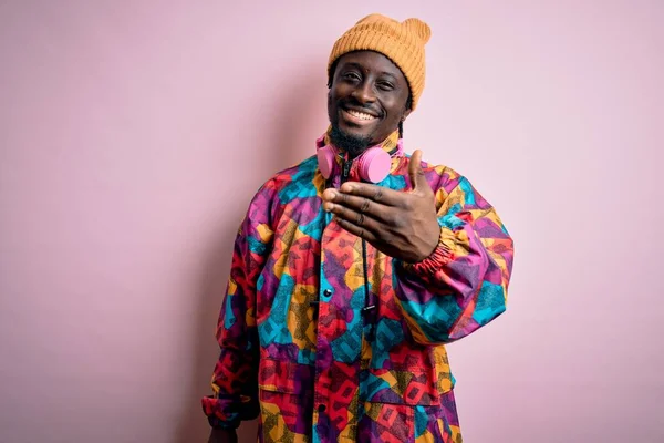 Jovem Homem Afro Americano Bonito Vestindo Casaco Colorido Boné Sobre — Fotografia de Stock