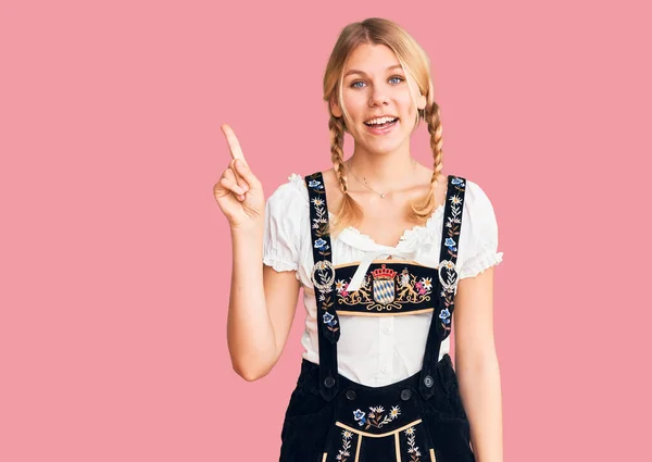Oktoberfest Elbisesi Giyen Genç Güzel Sarışın Kadın Başarılı Bir Fikirle — Stok fotoğraf