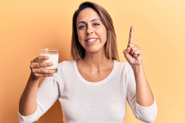 Giovane Bella Donna Che Tiene Bicchiere Latte Sorridente Con Idea — Foto Stock