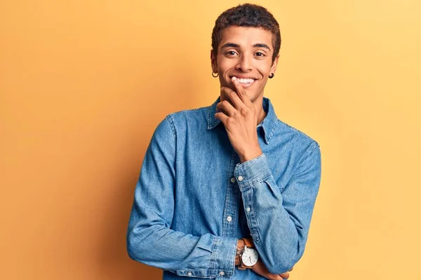 Joven Hombre Amerciano Africano Con Ropa Casual Sonriendo Mirando Confiado —  Fotos de Stock