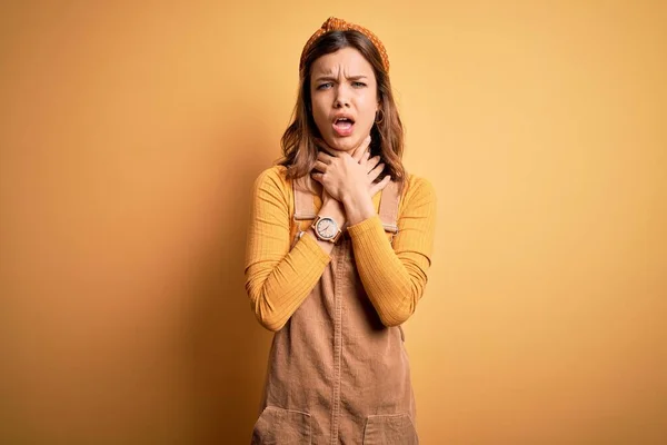 Menina Loira Bonita Nova Vestindo Geral Sobre Fundo Isolado Amarelo — Fotografia de Stock