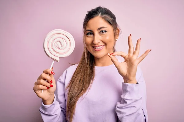 Ung Vacker Brunett Kvinna Äter Sött Godis Över Isolerad Rosa — Stockfoto