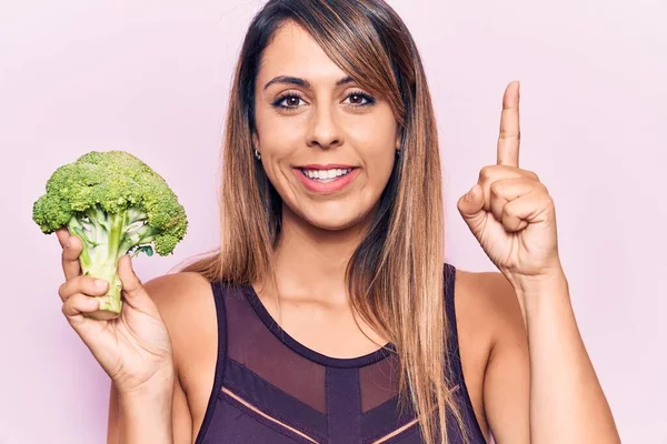 Ung Vacker Kvinna Som Håller Broccoli Leende Med Idé Eller — Stockfoto