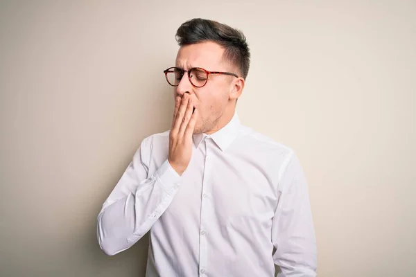 Junge Gutaussehende Geschäftsleute Mit Brille Und Elegantem Hemd Vor Isoliertem — Stockfoto