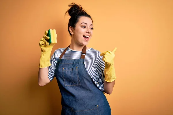 Young Brunette Cleaner Woman Wearing Housekeeping Gloves Holding Scourer Scrub — Stock Photo, Image