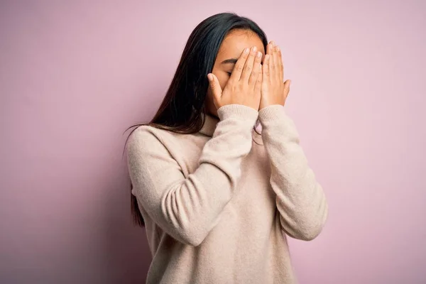 Ung Vacker Asiatisk Kvinna Bär Casual Turtleneck Tröja Över Rosa — Stockfoto