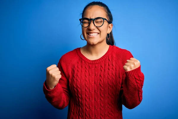 Giovane Bella Donna Asiatica Indossa Maglione Casual Occhiali Sfondo Blu — Foto Stock