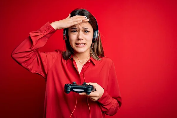 Junge Schöne Brünette Spielerfrau Die Videospiel Mit Joystick Und Kopfhörer — Stockfoto