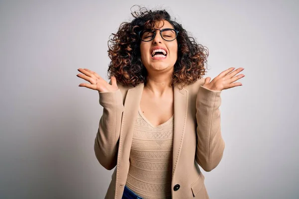 Joven Mujer Negocios Árabe Rizado Usando Chaqueta Elegante Gafas Sobre — Foto de Stock