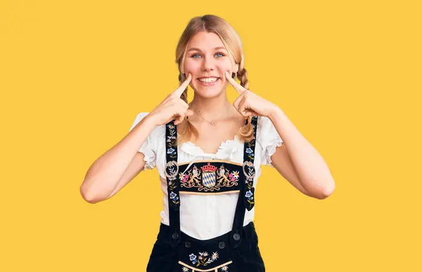 Joven Hermosa Mujer Rubia Con Vestido Oktoberfest Sonriendo Con Boca — Foto de Stock