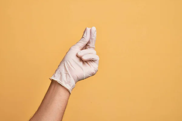 Mano Giovane Caucasico Con Guanto Medico Sfondo Giallo Isolato Con — Foto Stock