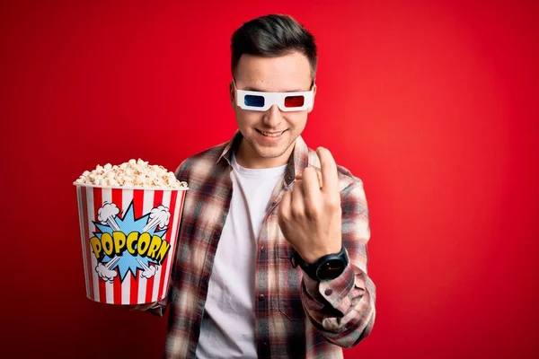 Giovane Uomo Caucasico Bello Indossare Occhiali Film Mangiare Popcorn Beckoning — Foto Stock