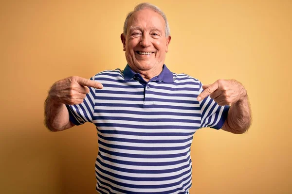 Hombre Mayor Pelo Gris Que Usa Una Camiseta Casual Rayas —  Fotos de Stock